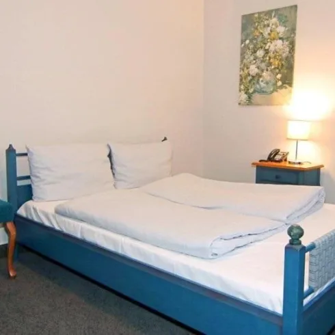 <p>Einzelzimmer im Hotel Annaberg mit blauem Bett</p>