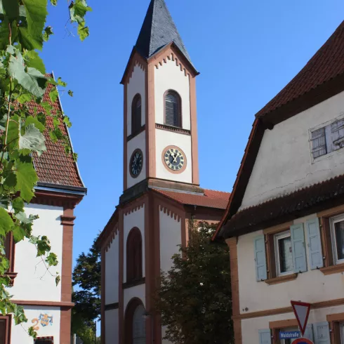 Die Kirche in Mühlhofen (© Judith Fliehmann, Landau-Land)