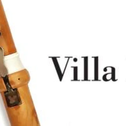 Eine Flöte aus Holz und das Logo der Villa Musica Rheinland-Pfalz. Das Bild vermittelt eine musikalische Atmosphäre.