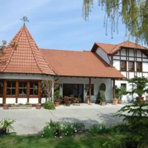 Die Außenansicht des Gebäudes vom Weingut Schlipp-Rohrbach. Das gebäude ist braun,weiß und hat einen schönen Vorgarten.