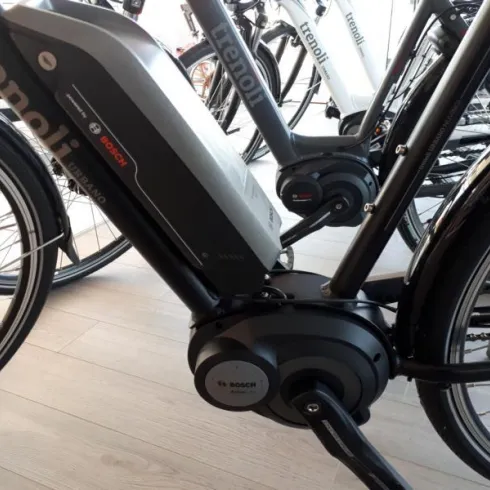 Eine Nahaufnahme eines Fahrrads. Im Hintergrund sieht man Teile von weiteren Fahrrädern.