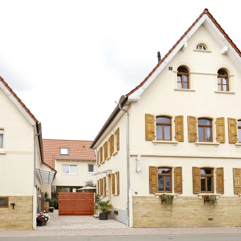 Hotel Straßenansicht (© Vinotel Weinstrasse)