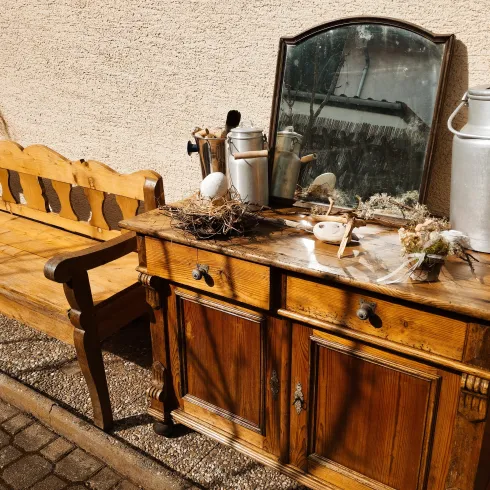 sonnige Sitzbank vorm Haus