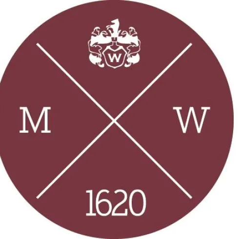 Ein rotes Emblem mit den Buchstaben M und W sowie der Jahreszahl 1620. Oben ist ein Wappen mit zwei Löwen abgebildet.