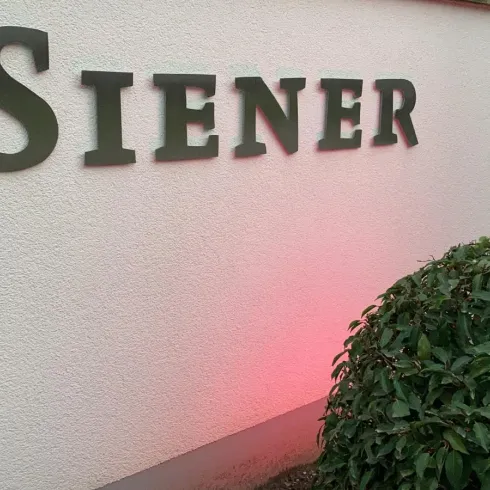 Rosa Leuchten im Weingut Siener