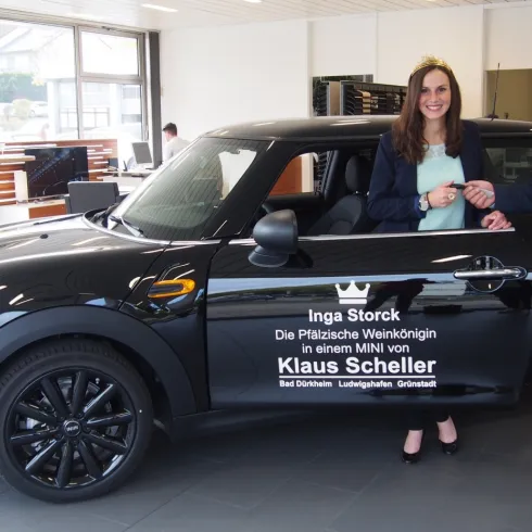 Klaus Scheller übergibt der Pfälzischen Weinkönigin Inga Storck ihren "Dienstwagen"