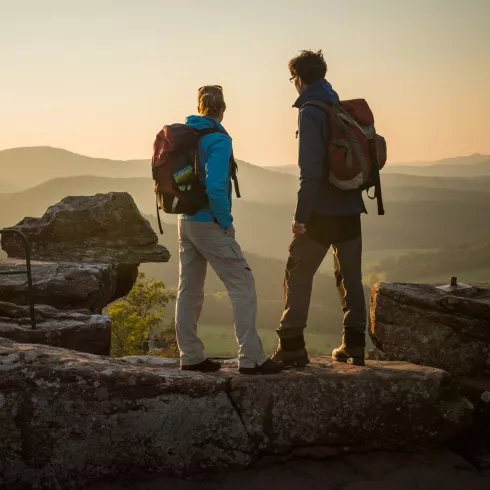 Wanderer betrachten den Sonnenuntergang