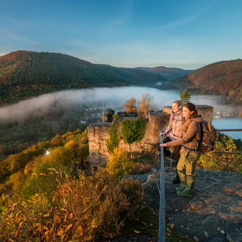 Wanderer genießen den Ausblick an der Wolfsburg