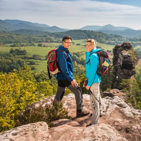 Wanderer am Aussichtspunkt Geiersteine