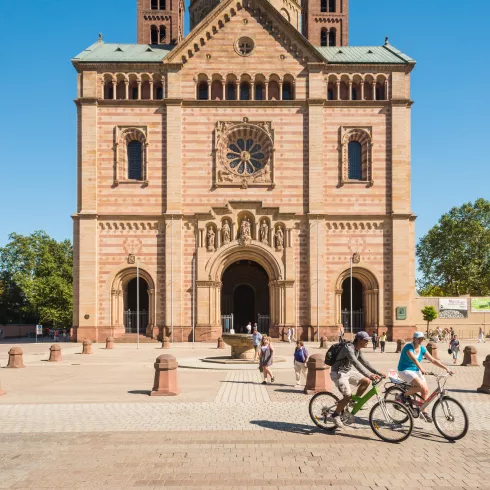 Radfahrer vor dem Speyerer Dom