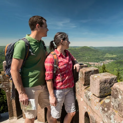 Zwei Wanderer auf dem Rehbergturm