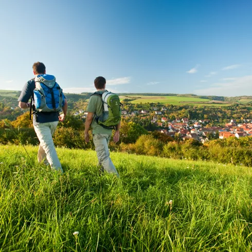 Zwei Wanderer blicken auf Obermoschel 