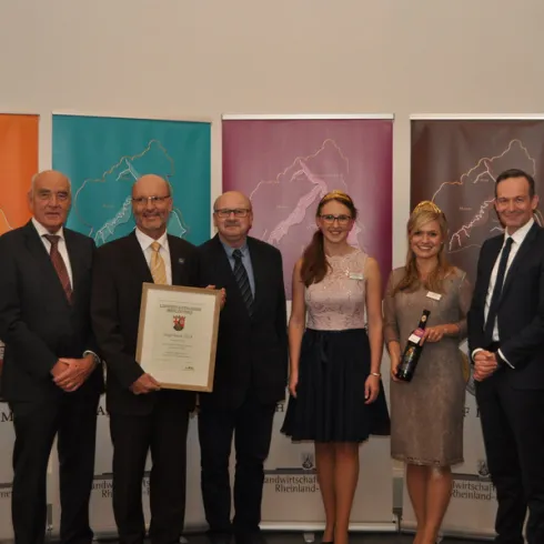 Sechs Menschen, eine Urkunde