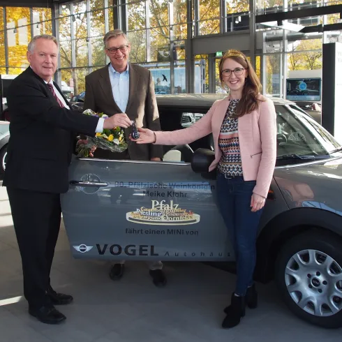 Meike Klohr mit ihrem neuen Dienstwagen