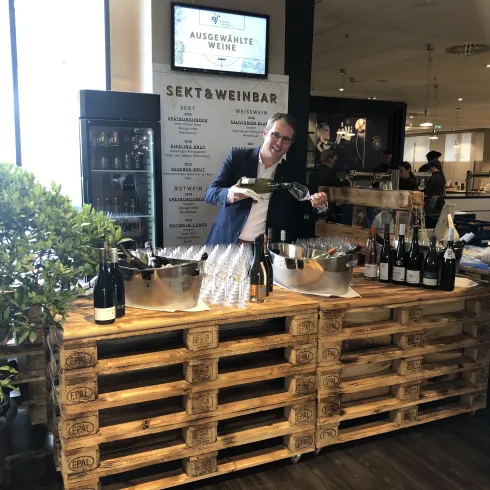 Sommelier Arno Steguweit präsentiert die Weine bei den Heimspielen der DFB-Herrennationalmannschaft