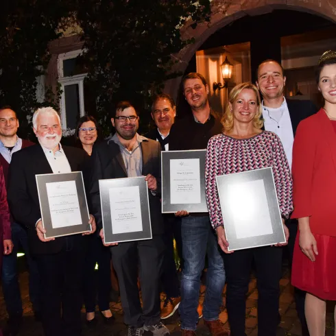Volker Richter und Steffen Bottlinger von der Vier Jahreszeiten eG (2. u. 3. von links) sowie Christine und Jochen Gradolph vom Bioland Neuspergerhof (2. u. 3. von rechts) freuen sich über den DWI-Sekt-Sonderpreis 2019.