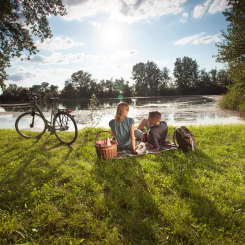 Picknick bei einer Radtour durch Rheinauen