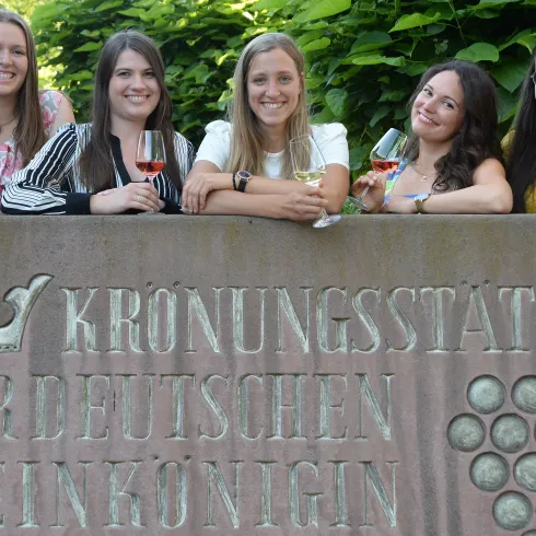 Kandidatinnen zur Wahl der 82. Pfälzischen Weinkönigin : v.l.n.r. Sarah Krebs, Saskia Teucke, Dorothea John, Denise Grauer, Saskia Sperl