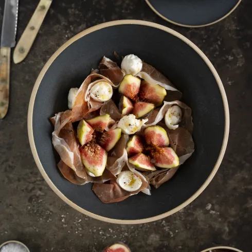 Frische Feigen mit Mozzarella di Bufala und luftgetrocknetem Schinken