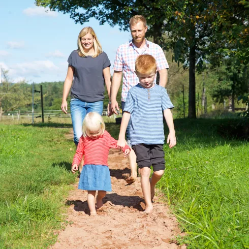 Familie auf dem Barfußpfad Ludwigswinkel