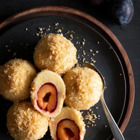 Zwetschgenknödel in gerösteten Baguettebröseln 