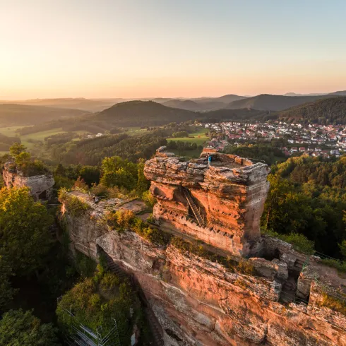 Wanderer auf Drachenfels mit Blick über den Pfälzerwald