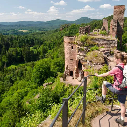 Wanderin mit Ausblick über den Pfälzerwald auf der Burgruine Alt-Dahn