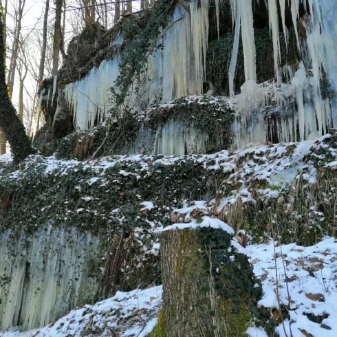 Zugefrorener Wasserfall