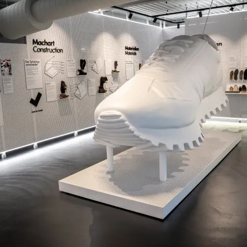 Sneaker 1886 der Fa. Seibel im Erlebnis- und Besucherzentrum Hauenstein