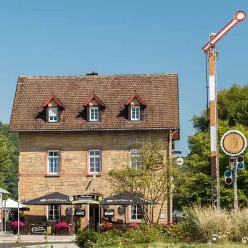 Historisches Bahnhofsgebäude Lauterecken bei strahlend blauem Himmel