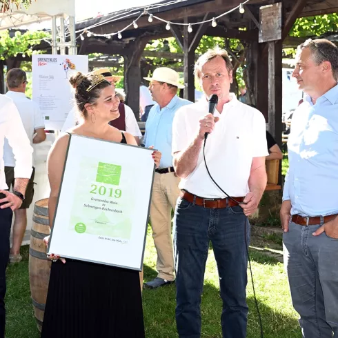 Urkundenübergabe Grenzenlos Wein v.l.n.r. Dr. Volker Wissing, Pfälzische Weinkönigin Sophia Hanke, Gerd Bernhart, Pfalzwein-Geschäftsführer Joseph Greilinger