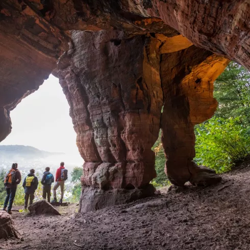 Familie am Bruderfelsen mit Blick auf Rodalben und den Pfälzerwald