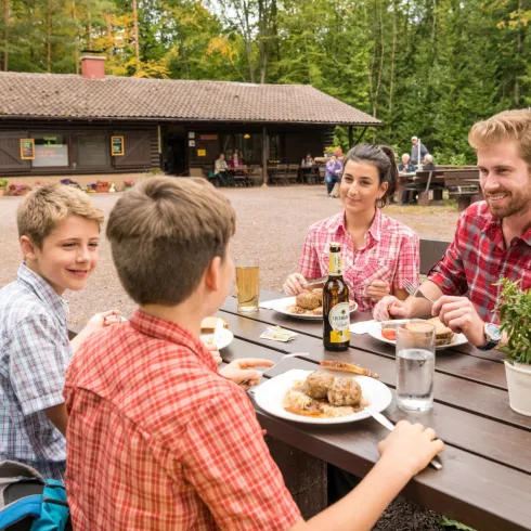 Familie bei der Rast an einer Hütte auf dem Rimbach-Steig