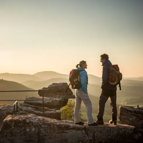 Wanderpärchen auf Drachenfels mit Ausblick über Pfälzerwald