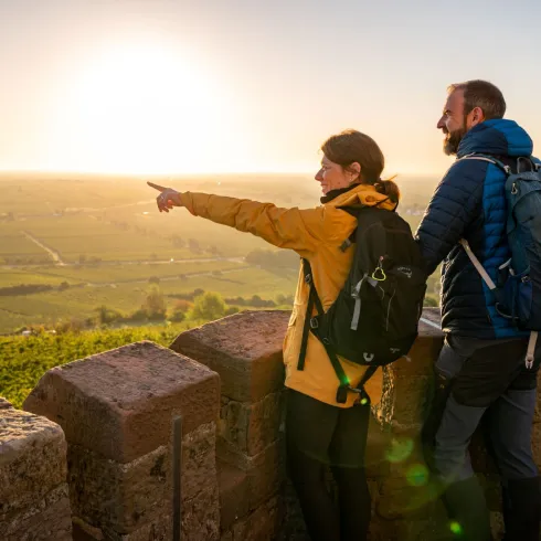 Wanderer auf dem Flaggenturm bei Bad Dürkheim bei Sonnenaufgang