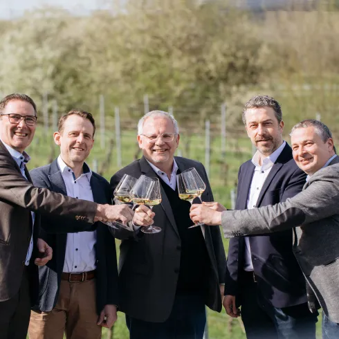 Anstoßen auf den Markenrelaunch v.l.n.r. 2. Pfalzwein-Vorsitzender Gerhard Brauer, 1. Pfalzwein-Vorsitzender Boris Kranz, Landrat Hans-Ulrich Ihlenfeld; Pfalz.Touristik Geschäftsführer Tobias Kauf und Pfalzwein Geschäftsführer Joseph Greilinge