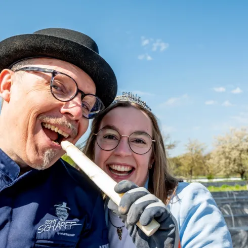 Spitzenkoch Martin Scharff und Weinprinzessin Lea probieren Pfälzer Spargel 