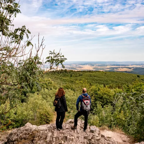 Zwei Wanderer mit Ausblick vom Donnersberg