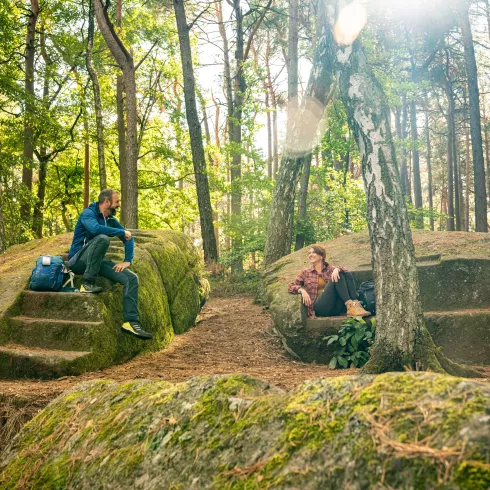 Wanderer bei der Rast am Kanapée im Pfälzerwald bei Bad Dürkheim