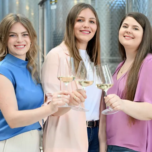 Kandidatinnen zur Wahl der 85. Pfälzischen Weinkönigin v.l.n.r. Charlotte Weihl, Hanna Spies, Laura Götze