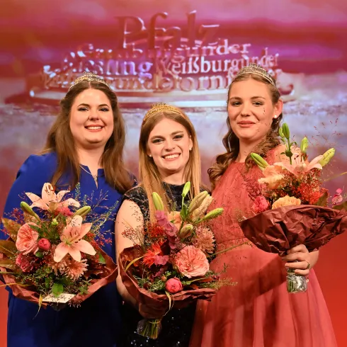 Pfälzische Weinhoheiten 2023-2024 v.l.n.r. Weinprinzessin Laura Götze, Weinkönigin Charlotte Weihl und Weinprinzessin Hanna Spies