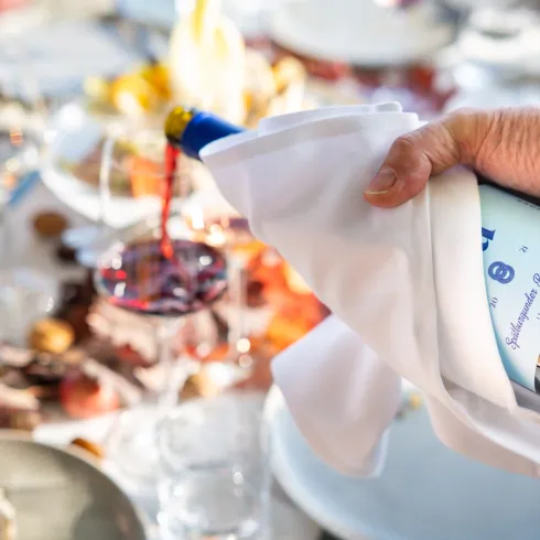 Rotwein wird ins Glas gefüllt