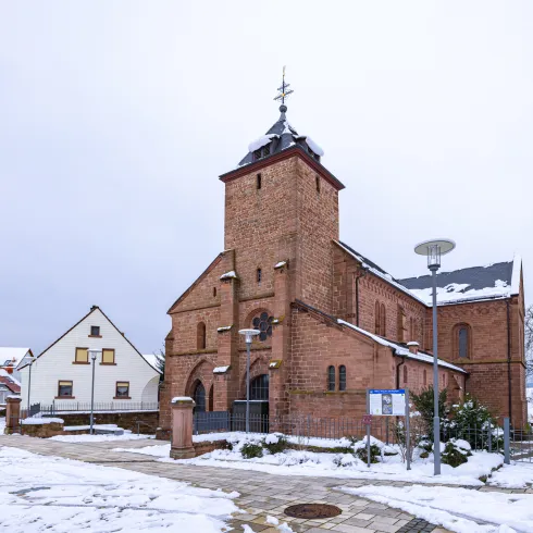 Verschneite Klosterkirche St. Norbert in Enkenbach-Alsenborn an einem Wintertag.