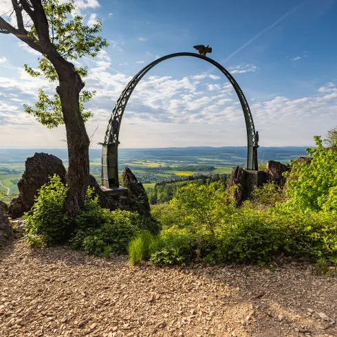 Adlerbogen am Donnersberg im Frühling