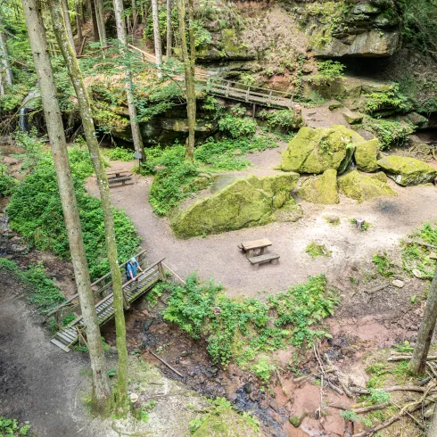 Massive Felsen und zarte Bachläufe prägen den Kessel 
