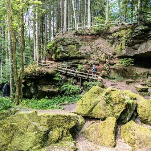 Wanderer im Kessel auf dem Wasserschaupfad Herschberg 