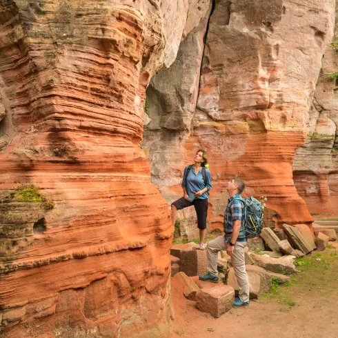 Buntsandsteinfelsen mit zwei Wanderern 