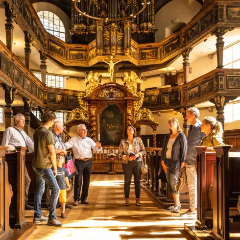 Gästeführer und Gäste im Speyerer Dom 