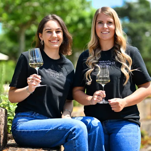 Kandidatinnen Anna Antonia Cölsch und Susanna Singer (v.l.n.r.)