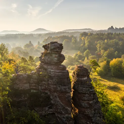 Felsformation mit stimmungsvollem Hintergrund 